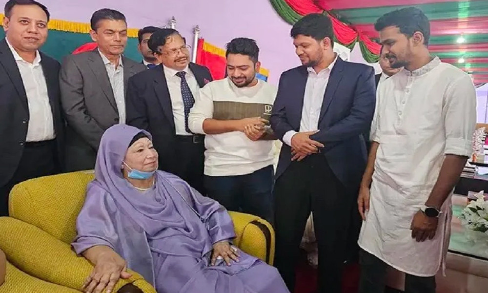 খালেদা জিয়ার পাশে তিন তরুণ উপদেষ্টা