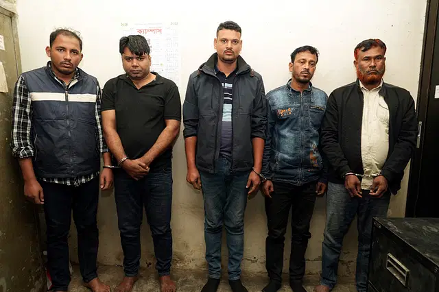 ঢাকায় র‍্যাব পরিচয়ে ২৬ লাখ টাকা ছিনতাই , ৫ ডাকাত গ্রেপ্তার 