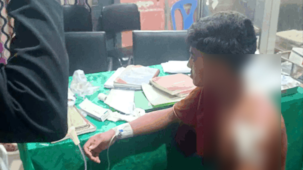 স্কুলের বারান্দায় মাদকের আড্ডা, বাধা দেওয়ায় ৪ তরুণকে কুপিয়ে আহত