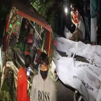সীতাকুণ্ড বাস দুর্ঘটনা: নিহত বেড়ে ৫, আহত ১৫; সড়কে শোকের ছায়া