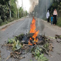 ফরিদপুরে দুই মহাসড়ক অবরোধ: টায়ারে আগুন জ্বালিয়ে ঢাকা-খুলনা যোগাযোগ বিচ্ছিন্ন, ভোগান্তিতে হাজারো যাত্রী