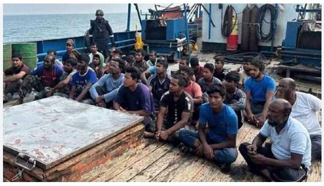 নিখোঁজ ১৩ জেলে রহস্য: অবশেষে মিলল খোঁজ, ট্রলার বিকল হয়ে ভারতের জেলে বন্দী! দ্রুত ফেরানোর দাবি ভোলার স্বজনদের